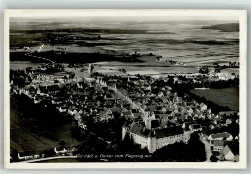 Höchstädt Fliegeraufnahme des Ortes mit Kirche Mariä Himmelfahrt und Schloss Höchstädt