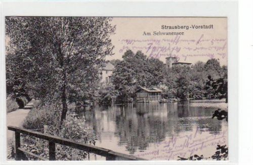 Strausberg-Vorstadt. Abgebildet ist eine Partie am Schwanensee. Die Karte wurde 1916 als Feldpost beschrieben und vermutlich im Umschlag verschickt. Kleiner Knick an der unteren rechten Ecke, sonst gut erhalten.