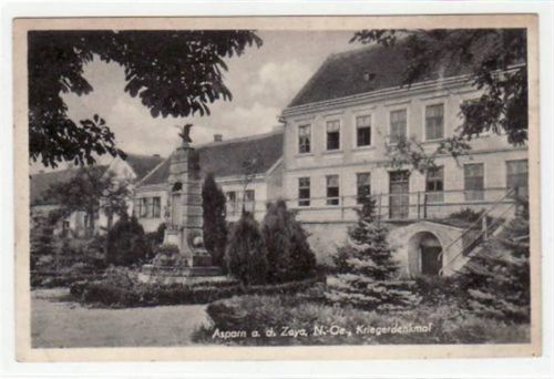 AK von Asparn a. d. Zaya. Kriegerdenkmal. Ungelaufen kleiner Knick unten rechts und links, leicht stockfleckig, sonst gut erhalten.