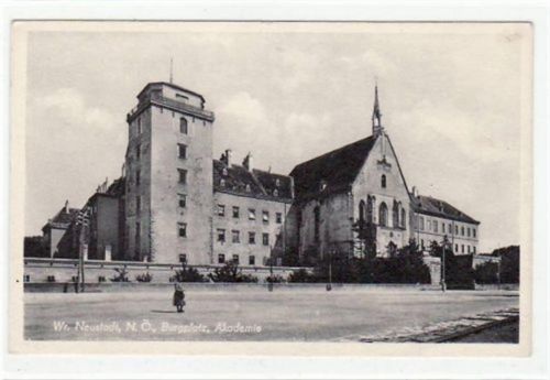 AK von der Wr. Neustadt. Burgplatz Akademie. Karte beschrieben Leichter Bug unten links und rechts, sonst gut erhalten.