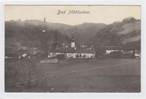 Bad Mühllacken Gesamtansicht gelaufen. Leichte bräunliche Flecken auf der Vorder- und Rückseite, leichter Bug unten links, sonst gut erhalten. PLZ 4101.