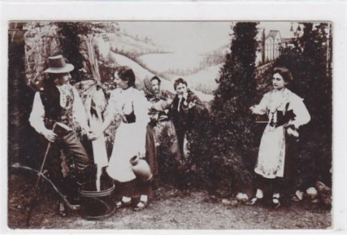 Arnswalde Seltene Fotokarte mit Personen auf einer Bühne. Abgestempelt in Hochzeit - Stare Osieczno / Kreis Arnswalde - Choszczno gelaufen 1912. Knick unten links. Rückseite leicht fleckig, sonst gut erhalten