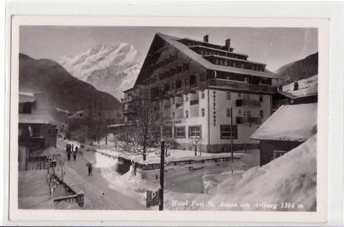 St. Anton am Arlberg mit Hotel Post im Winter gelaufen von 1942. Gute Erhaltung.