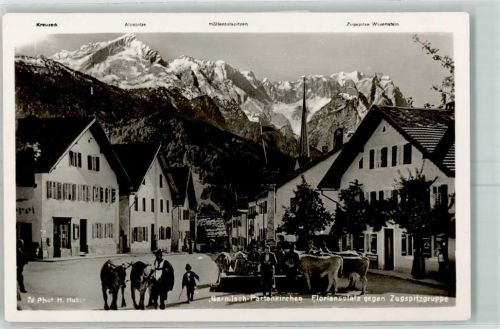 Partenkirchen Floriansplatz Zugspitzgruppe Kühe am Brunnen