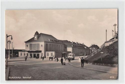 Glauchau. Bahnhof mit Personen und Bus ungelaufen Sehr gut erhalten.