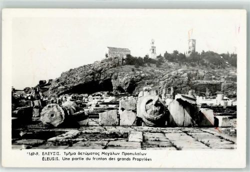 Eleusis Teil des Giebels der großen Propylees