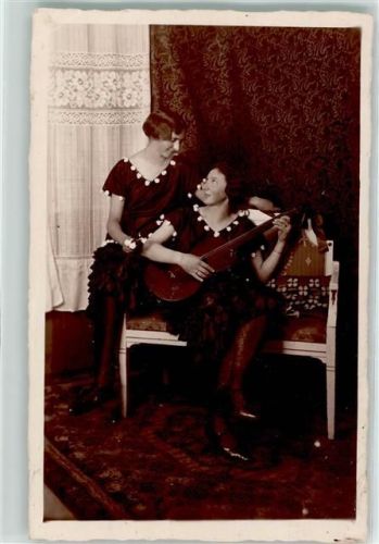 Eggenfelden Zwei junge Frauen Gitarre Ort lt. Fotograf