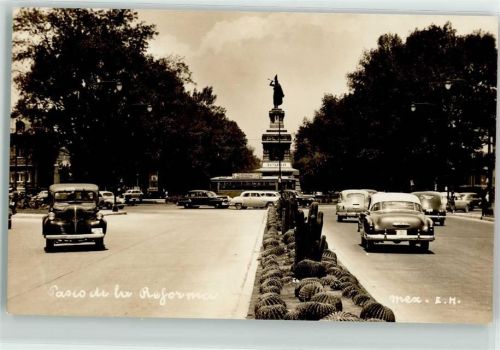 Mexiko City Paseo de la Reforma Straßenbahn Oldtimer Denkmal für Cuauhtémoc