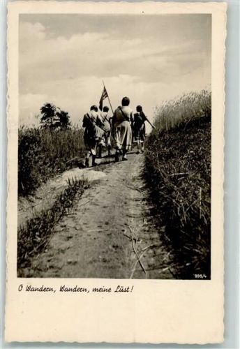 Wandergruppe mit Fahne AK Wandern 1938 Foto AK