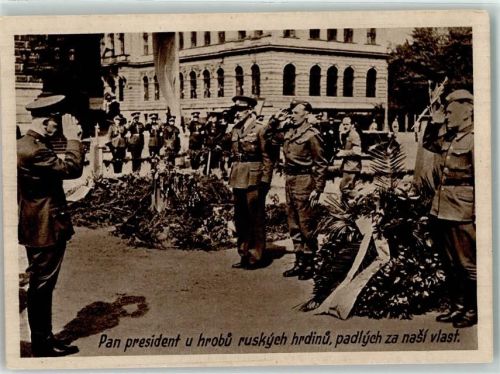 Herr Präsident am Grab roter Helden die in unsere Heimat gefallen sind