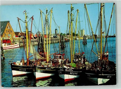 Cuxhaven Fischereihafen mit Fischkuttern und Blick zur Alten Liebe