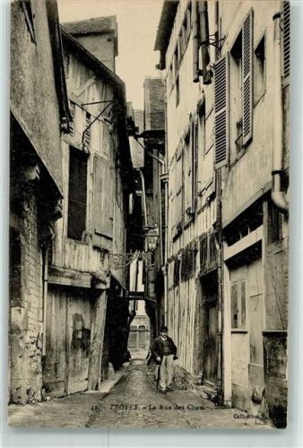 Troyes la Rue des Chau