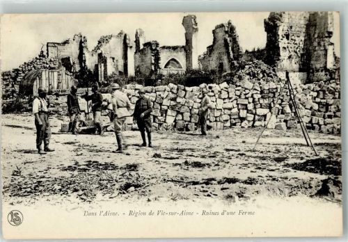 Vic-sur-Aisne Dans l`Aisne Region de Vic-sur-Aisne Ruines d`une Ferme Uniform