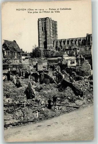 Noyon Ruines et Cathedrale vue prise de l`Hotel de Ville