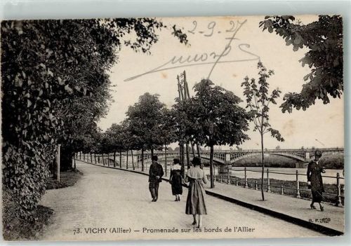 Vichy Promenade sur les bords de l`Allier