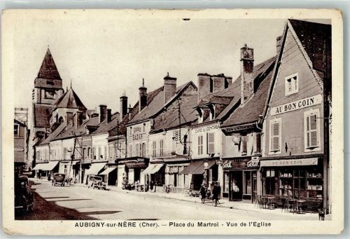 Aubigny-sur-Nere Place du Martroi Blick zur Kirche Oldtimer
