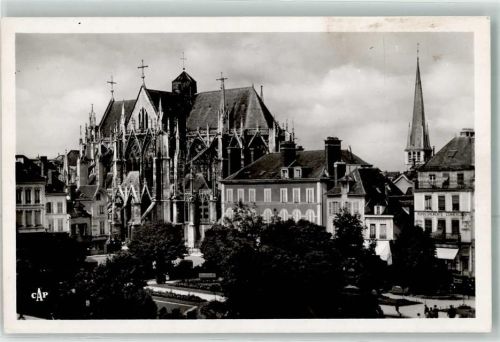 Troyes vue prise de la Prefecture le Jardin et l`Eglise Saint Urbain