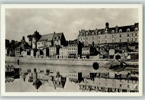 Laval le Palais de Justice et le Chateau