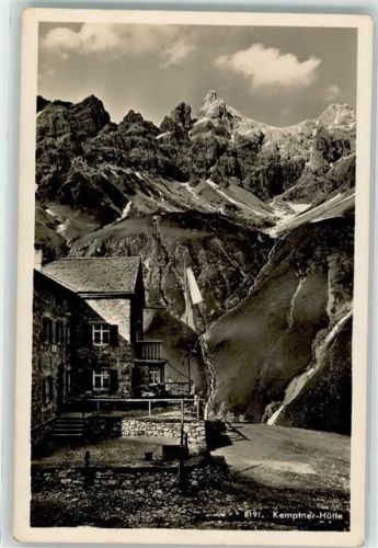 Kemptner Hütte Berghütte mit Krottenspitze und Oefnerspitze