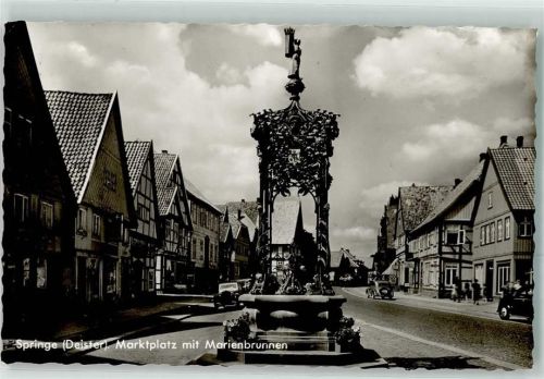 Springe Marktplatz mit Marienbrunnen Oldtimer