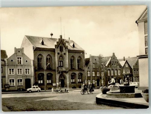 Tribsees Karl- Marx- Straße mit Rathaus Brunnen Auto Fahrrad