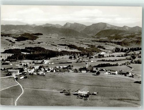 88179 W8999 Oberreute , Allgäu Foto AK Fliegeraufnahme des Ortes mit Kirche St. Martin