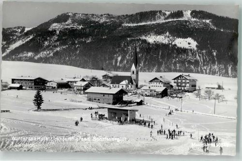 Hinterthiersee mit Pfarrkirche hl. Nikolaus und Schattberglift Talstation im Schnee