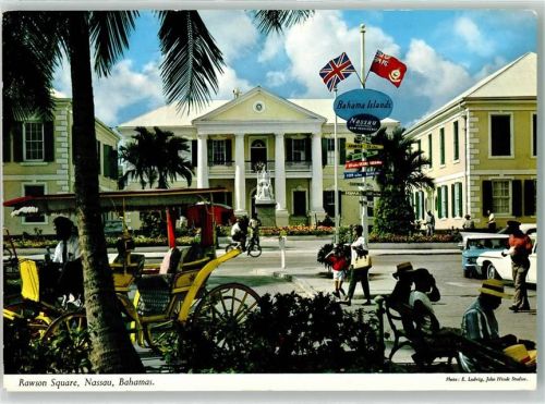 Nassau Rawson Square Bahama Islands Volkstyp Auto Kutsche Fahrrad Palme Fahnen Wegweiser