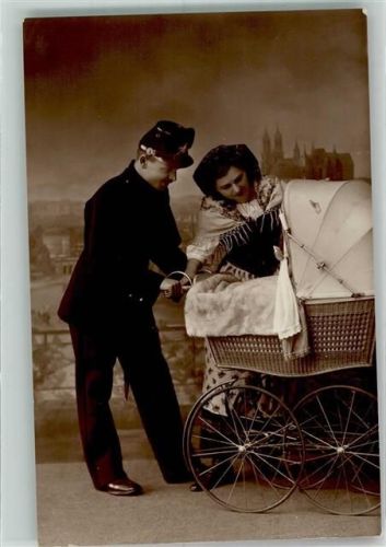 Französische Uniforn u. Tracht Kinderwagen