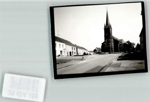 66687 W6648 Nunkirchen FOTO KEINE AK Kirche Straße Auto Ort handschriftlich Foto Original aus Archiv eines Ansichtskartenverlags
