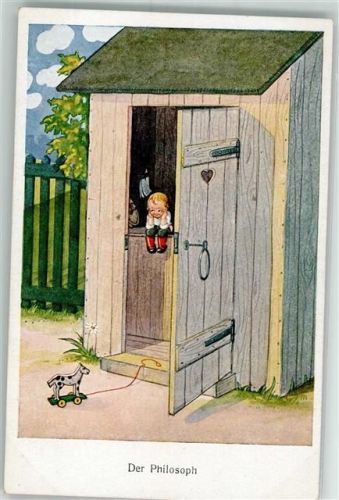 Der Philosoph Kleiner Junge hockt im Toilettenhäuschen bei geöffneter Tür im Garten