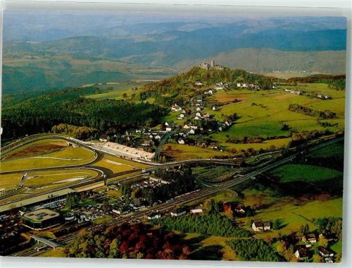Nürburg Fliegeraufnahme der Rennstrecke mit der Ruine Nürburg