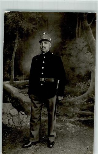 Ältere Soldat in Uniform im Fotostudio WK I