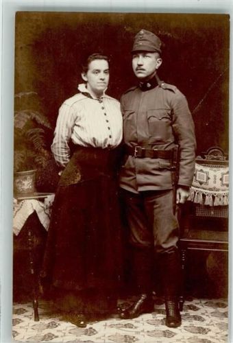 Landser in Uniform mit seiner Frau im Fotostudio