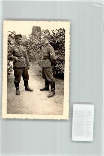 Ein Obergefreiter und ein Unteroffizier der Wehrmacht