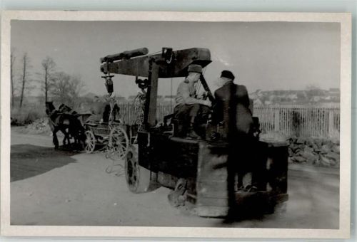 Russische Soldaten mit Kran- und Panjewagen