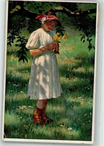 Kind im Grünen mit Wiesenblumen