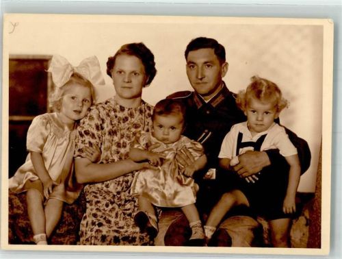 Landser in Uniform mit Frau und Kindern