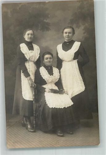 Frauen mit weiße Lochstickerei Schürzen Fotograf : Steininger München