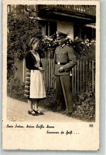 Landser in Uniform mit seiner Liebsten in Tracht