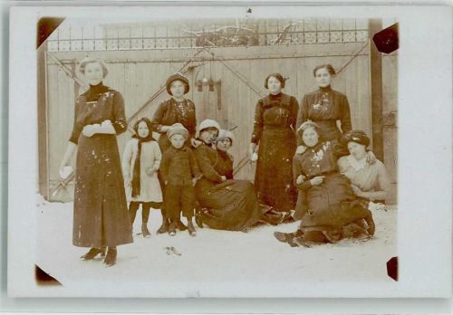 1910 - 1920 Frauen mit ihren Kindern im Schnee Schneeball werfen