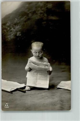 1912 Kleinkind schaut angestrengt in die Zeitung PH 7595
