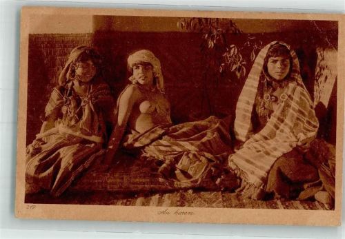 Barbusige Araberin im Harem