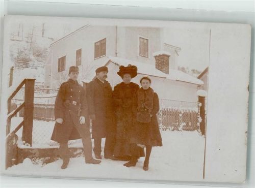 Familienaufnahme mit dem Sohn in Uniform der KuK-Armee im Winter WK I