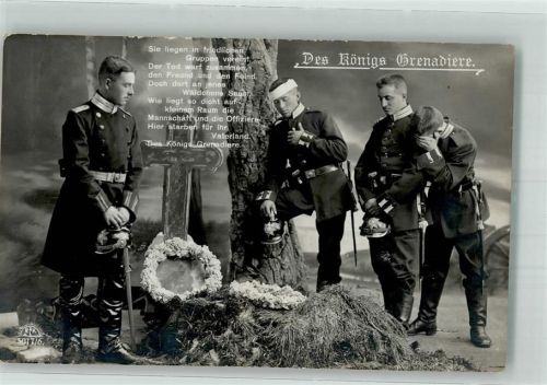 Grenadiere in der Uniform des Königs trauern am Grab eines Kameraden WK I R & K.L. Serie 5017/6 Fotostudioaufnahme