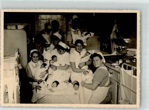 Saüglingsstation mit Krankenschwestern und Babys