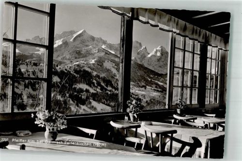 Pfeifferalm Blick durch das Fenster der Gaststube Fotograf Beckert Hüttenstempel