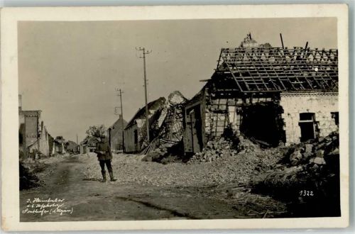 1915 Landser auf der Straße eines zerstörten Dorfes Fotograf Heimhuber WK I