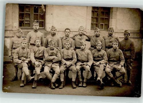 Gruppenaufnahme von Soldaten in Uniform mit Pfeife WK I Militär Italien Privatfoto AK