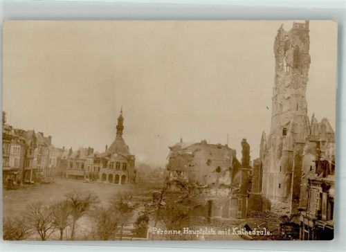 Peronne Kirche Hauptplatz zerstört